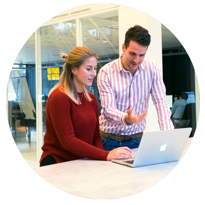 Rencontre professionnelle avant une formation.